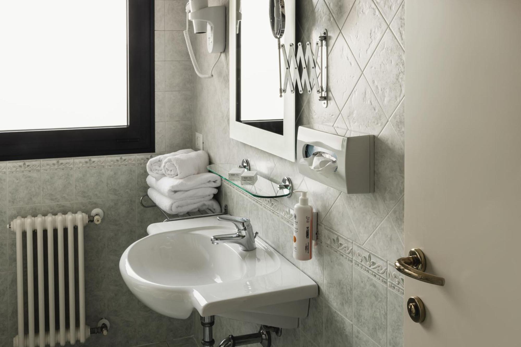 Best Western Hotel Leonardo Da Vinci Έρμπα Εξωτερικό φωτογραφία
